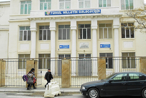 ბანერი ბაქოს ერთ-ერთ სკოლაზე: „განათლება ერის მომავალია“